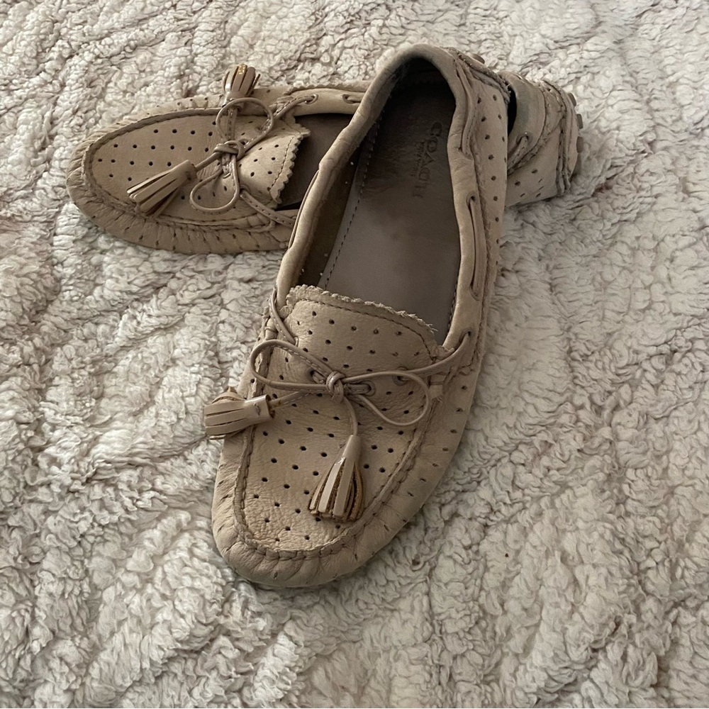 COACH Nadia Leather Shoes Beige Loafers Tassles Moccasins Classic Old Money